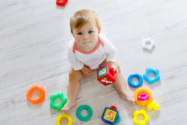 Schattig baby meisje spelen met educatief speelgoed in de kinderkamer — Stockfoto