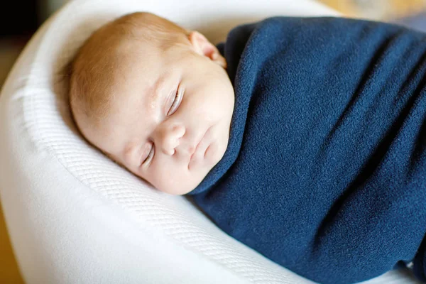 Linda niña recién nacida durmiendo envuelta en manta — Foto de Stock