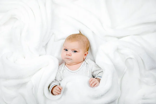 Retrato de lindo adorable bebé recién nacido — Foto de Stock