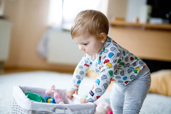 Adorável bonito linda menina brincando com brinquedos educativos em casa ou berçário . — Fotografia de Stock