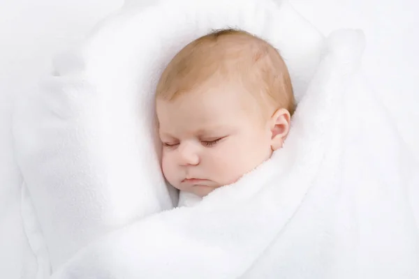 Uyuyan sevimli küçük yeni doğan bebek kız battaniyeye sarılmış — Stok fotoğraf