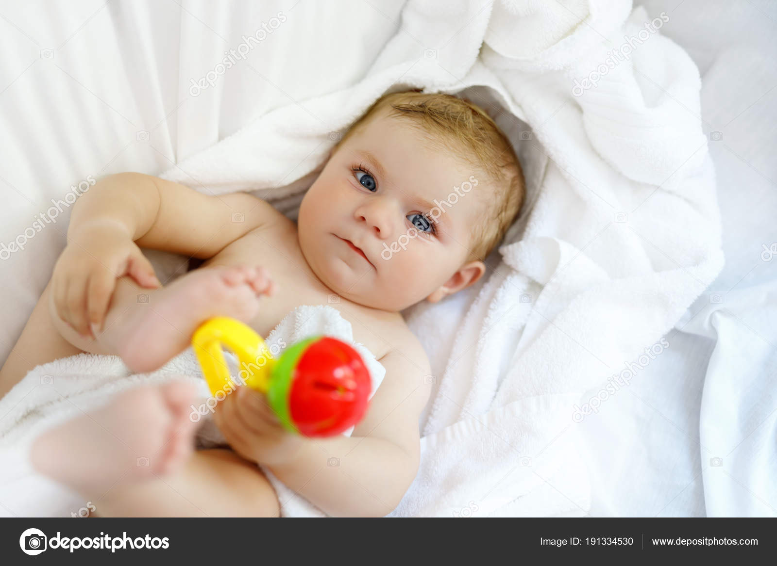 Mignon Petit Bebe Jouant Avec Hochet Jouet Et Propres Pieds Apres Avoir Pris Un Bain Adorable Belle Fille Enveloppee Dans Des Serviettes Blanches Image Libre De Droit Par Romrodinka C