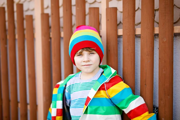 Outdoor fashion portret van schattige kleine jongen jongen dragen kleurrijke kleding — Stockfoto