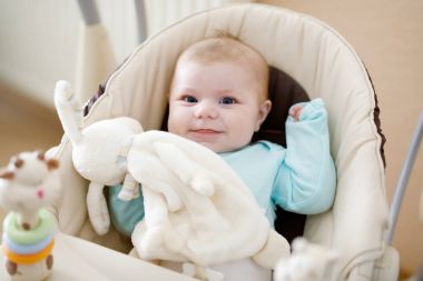 Hızıyla oturan sevimli yeni doğan bebek