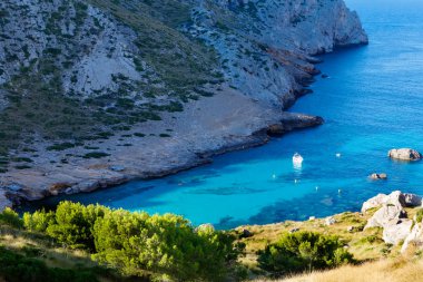 Gizli plaj - Mallorca, İspanya, Balear Adaları'nın vahşi kıyısı. Sanatsal gündoğumu ve alacakaranlık landascape.