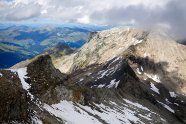 Dağ ve buzul Tirol manzarada. Avusturya, Hintertux bölgesi.