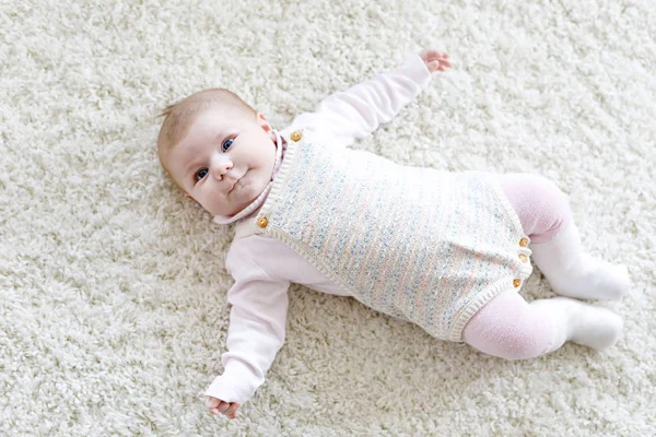 Ritratto di adorabile neonato carino — Foto Stock