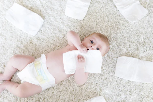 Pasgeboren meisje met luiers. Droge huid en crèche — Stockfoto