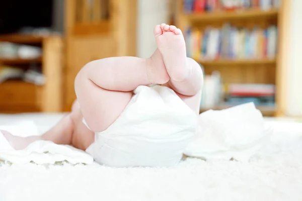 Pés e pernas de bebê recém-nascido com fralda — Fotografia de Stock