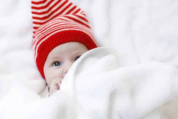 Lindo niño adorable bebé con gorra de invierno de Navidad sobre fondo blanco —  Fotos de Stock