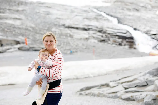 Mutlu anne bebek kız sırt çantası içinde seyahat ile. Macera dağlarda çocukla hiking. — Stok fotoğraf