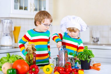 İki küçük çocuk çocuklar sebze salatası yapmak