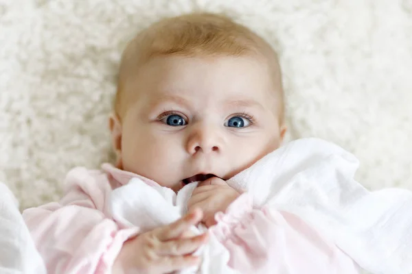 Retrato de bonito adorável bebê recém-nascido criança — Fotografia de Stock