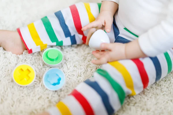 赤ちゃん教育のカラフルな形状選別機おもちゃで遊ぶ遊ぶのクローズ アップ — ストック写真