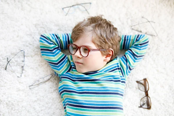 Närbild porträtt av lilla blonda barn pojke med brun glasögon — Stockfoto