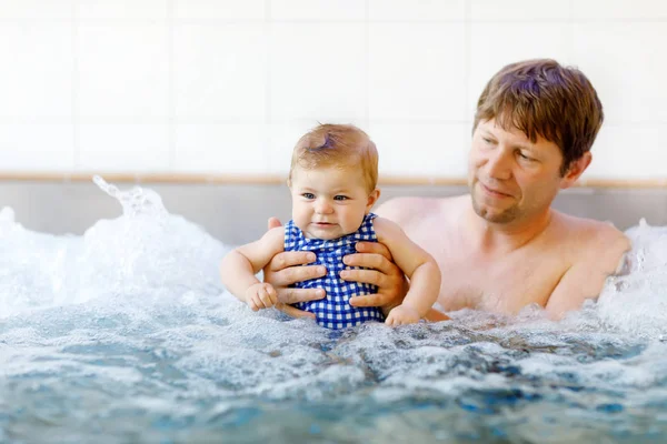 幸せな中年お父さんプールでかわいいです可愛いです赤ん坊女の子と一緒に泳ぐ. — ストック写真