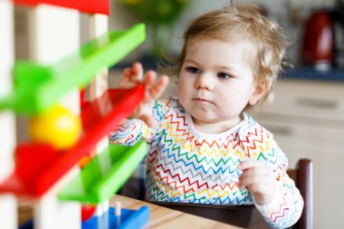 Eğitici oyuncaklar evde çocuk odası oynayın sevimli sevimli güzel küçük bebek kız.