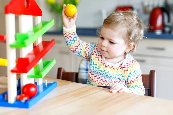 Adorabile carino bella bambina che gioca con i giocattoli educativi a casa o vivaio . — Foto Stock