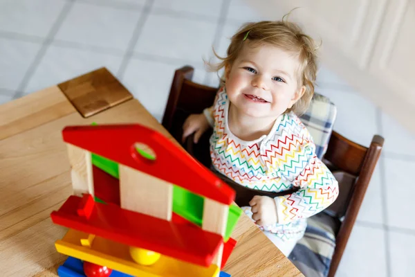 Imádnivaló aranyos szép kis baba lány játszik oktatási játékok, otthon és az óvoda. — Stock Fotó