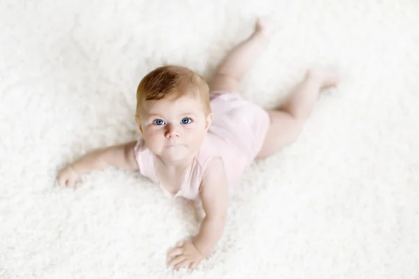 귀여운 아기가 몸을 들어올리고 기어다니는 법을 배우는 모습. — 스톡 사진