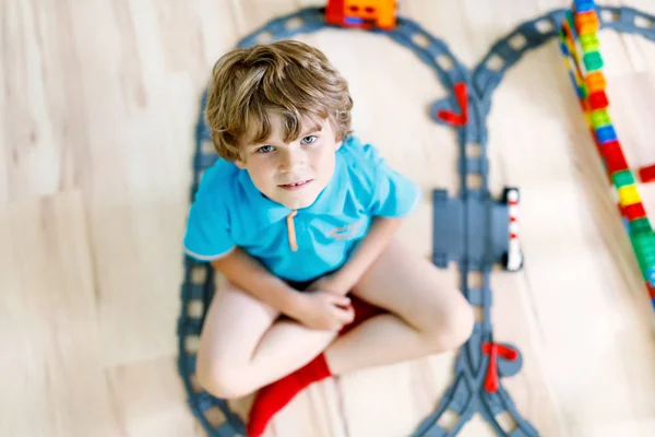 Renkli plastik bloklarla oynama ve tren istasyonu oluşturma küçük sarışın çocuk çocuk — Stok fotoğraf