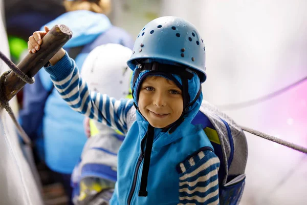 氷のトンネルで氷河の中に安全ヘルメットを持つ小さな子供の男の子。学校のハイキングやチロルで山を発見,オーストリア, Hintertux. — ストック写真