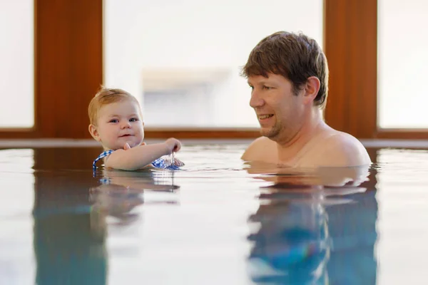 Heureux père d'âge moyen nageant avec mignonne adorable petite fille dans la piscine. — Photo