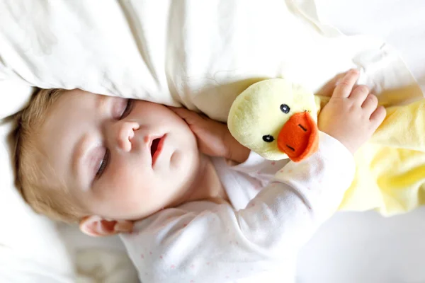 Милая очаровательная девочка 6 месяцев спать мирно в постели — стоковое фото
