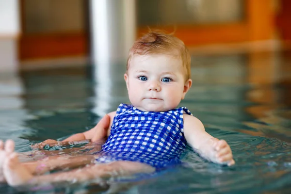 Feliz padre de mediana edad nadando con linda niña adorable en la piscina. — Foto de Stock