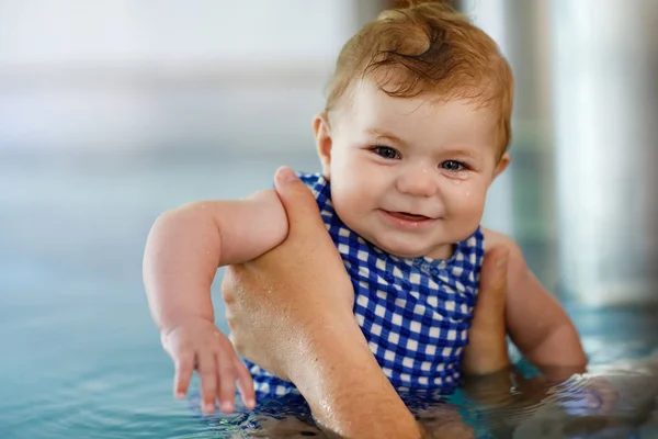 Ευτυχισμένος μεσήλικας πατέρας κολύμπι με χαριτωμένο αξιολάτρευτο κοριτσάκι στην πισίνα. — Φωτογραφία Αρχείου