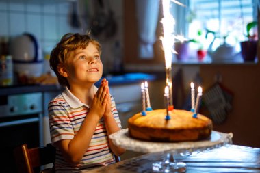 Onun doğum günü kutluyor güzel mutlu sarışın küçük çocuk çocuk.