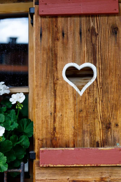 Houten hek met hart. Gedeelte van een venster in Tirol, Oostenrijk — Stockfoto
