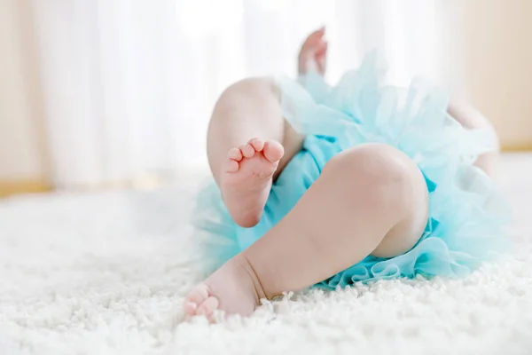 Close up de pernas e pés de menina no fundo branco usando saia de tutu turquesa . — Fotografia de Stock