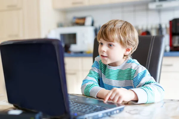 Kid boy surfing internet and playing on computer — Stock Photo, Image