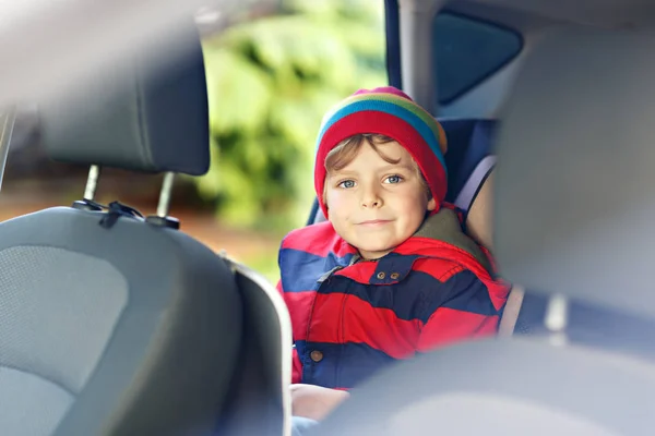 Portrait of preschool kid boy sitting in car — Stock Photo, Image