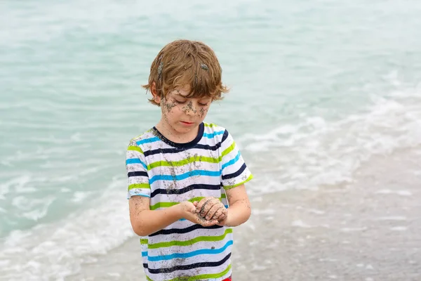 Mały chłopiec dziecko zabawy na tropikalnej plaży — Zdjęcie stockowe