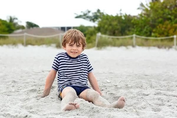 Niño divirtiéndose en la playa tropical — Foto de Stock