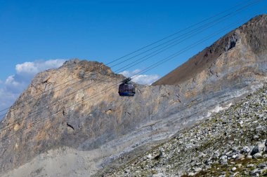 Dağ ve buzul Tirol manzarada. Avusturya, Hintertux bölgesi.