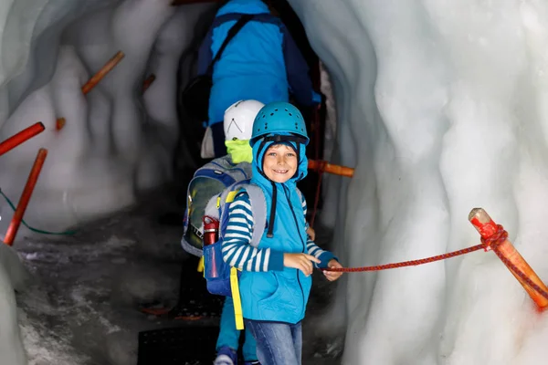 Emanet kask ve giyim dağlar manzara arka planlar ile iki küçük çocuklar. Yürüyüş ve Tirol, Avusturya, Hintertux buzul keşfetmek çocuklar — Stok fotoğraf