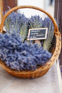 Provence 'deki dükkan lavanta ve antika şeylerle dekore edilmiş..