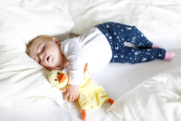 Bonito adorável bebê menina de 6 meses dormindo tranquila na cama — Fotografia de Stock