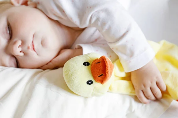 침대에서 평화롭게 자 고 하는 6 개월의 귀여운 사랑 스러운 아기 소녀 — 스톡 사진