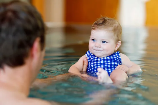Ευτυχισμένος μεσήλικας πατέρας κολύμπι με χαριτωμένο αξιολάτρευτο κοριτσάκι στην πισίνα. — Φωτογραφία Αρχείου