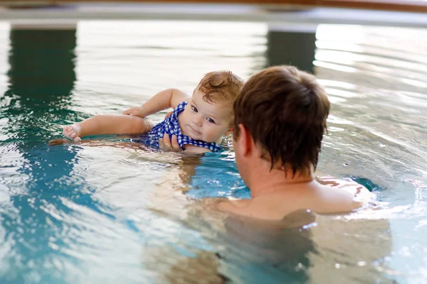 Šťastný středního věku otec plavání s roztomilé roztomilé holčička v bazénu. — Stock fotografie