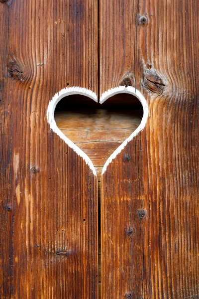 Clôture en bois avec cœur. Partie d'une fenêtre au Tyrol, Autriche — Photo