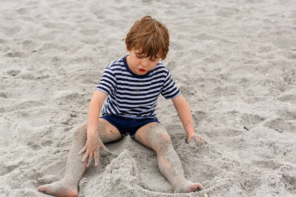 Niño divirtiéndose en la playa tropical — Foto de Stock