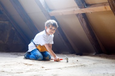 Küçük çocuk çocuk oyuncak araçları inşaatı sitesinde ile yardım.