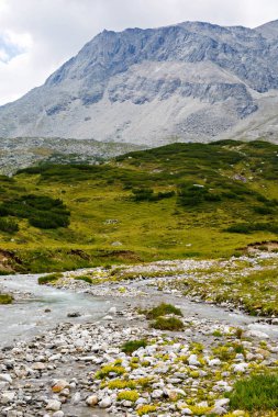 Dağ ve buzul Tirol manzarada. Avusturya, Hintertux bölgesi.