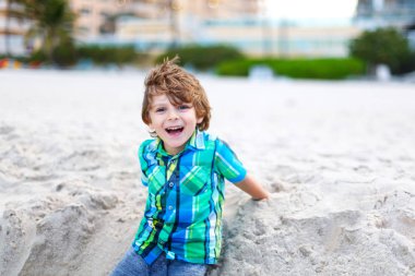 okyanus plaj üzerinde çalışan küçük çocuk çocuk