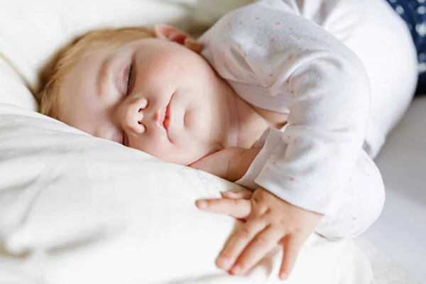 Cute adorable baby girl of 6 months sleeping peaceful in bed — Stock Photo, Image